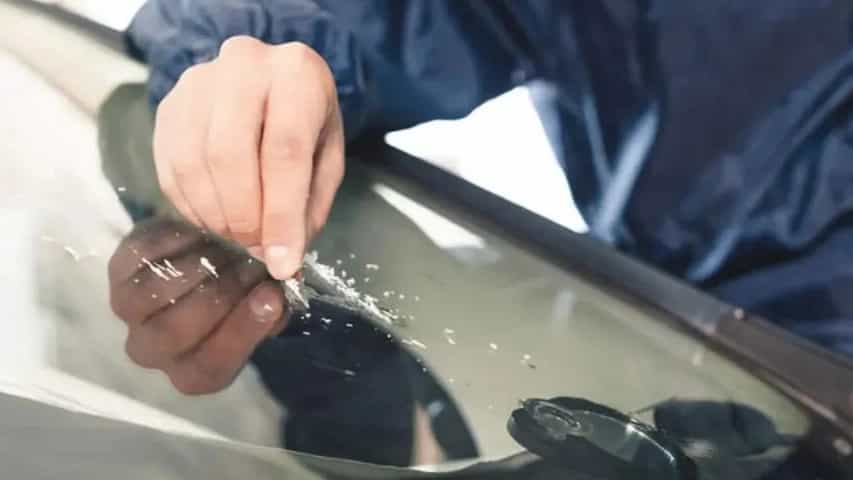 ترمیم ترک و سنگ خوردگی شیشه جلو خودرو در اصفهان